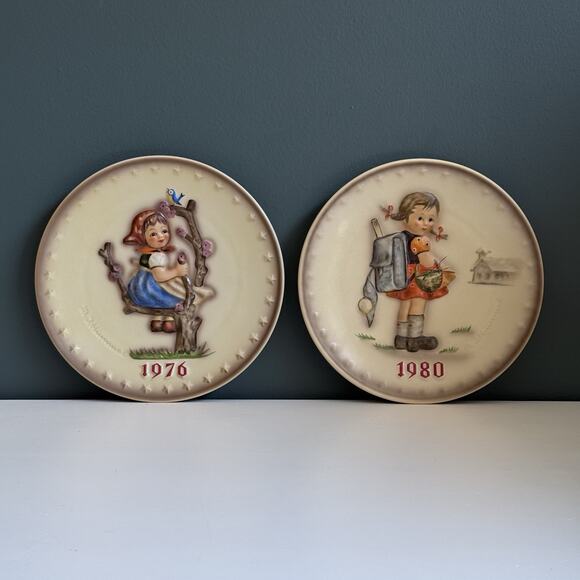 Set Of 2 Goebel Hummel Annual 1976 & 1980 Collector Plates 7.5" Porcelain T64 - Picture 1 of 16